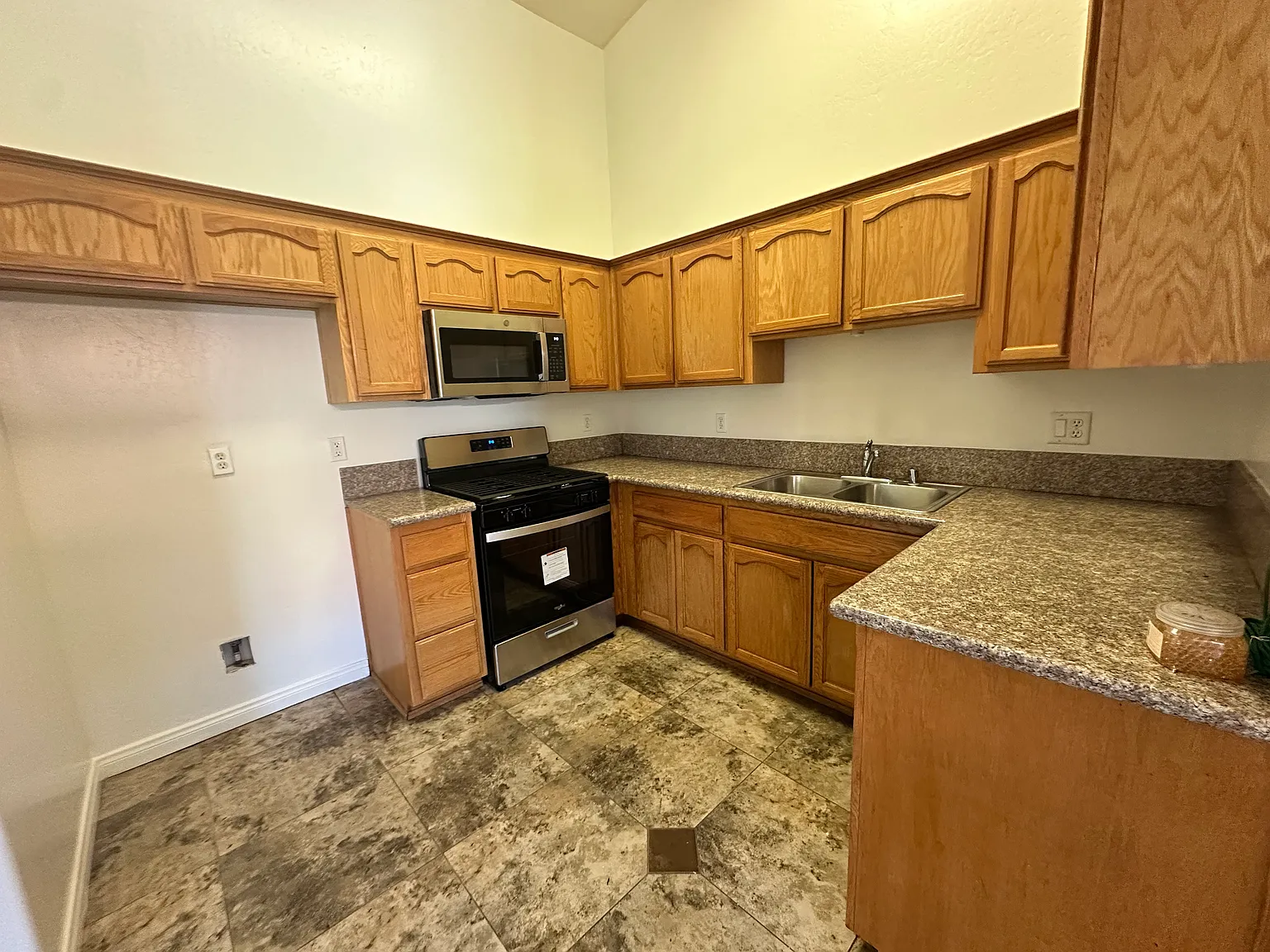 3 bed, $1,900 — Photo 3