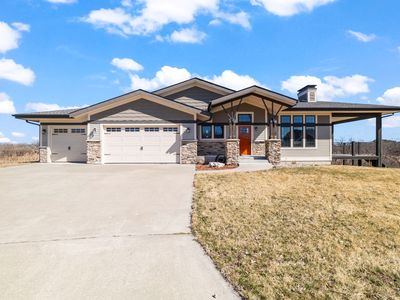 730 Country Side Ln, Pella, IA, 50219