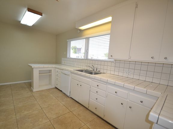5th image of 13466 Trumball St