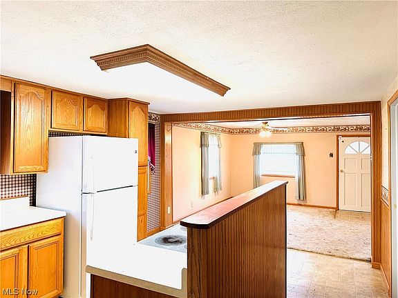5th image of 320 Champion Ave W