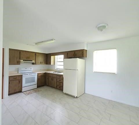3rd image of 1701 Hawthorne Dr