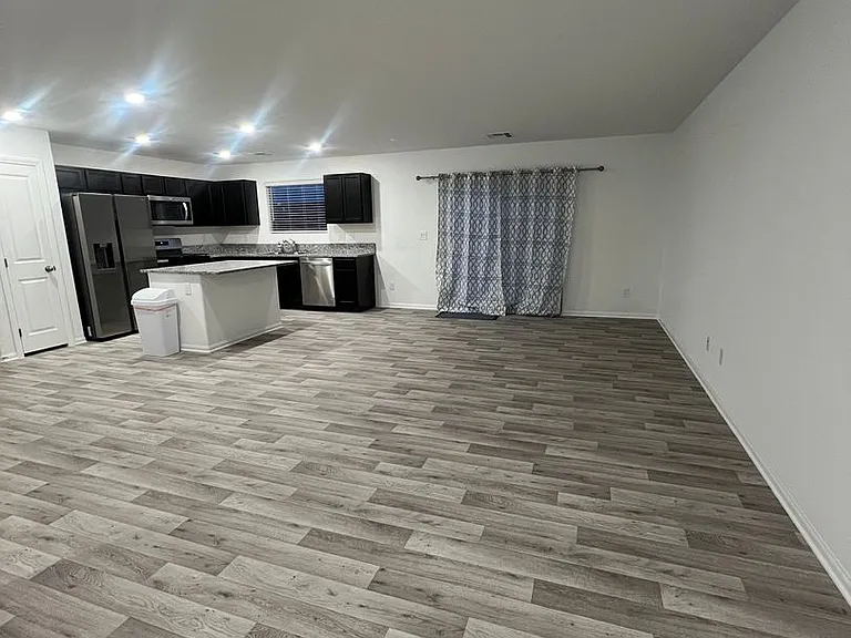 7668 Loftwood Ave — Photo 2