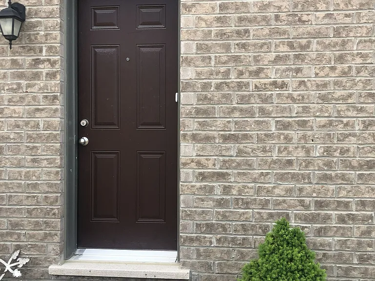 13 Kilmarnock Cres #1 — Photo 3