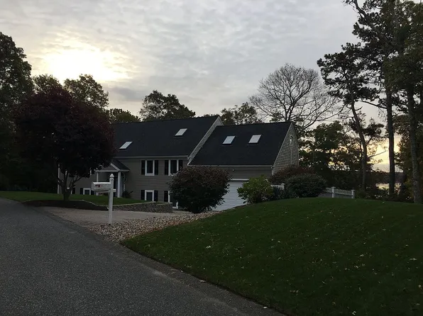 41 Lakeview Dr, Mashpee, MA 02649