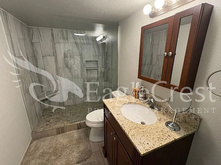 1031 N Clinton St — Photo 30