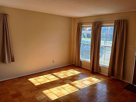 2nd image of 2511 Meadow Dr