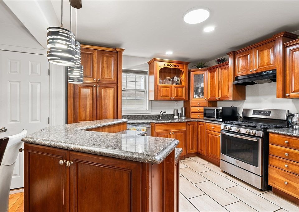 1st image of 83 Dexter St
