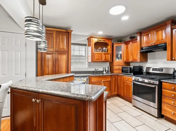 83 Dexter St, Cumberland, RI 02864