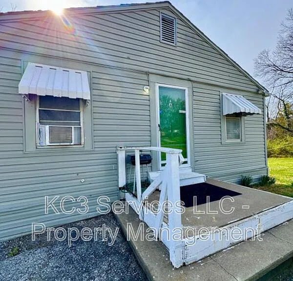 6131 NE Vivion Rd — Photo 2