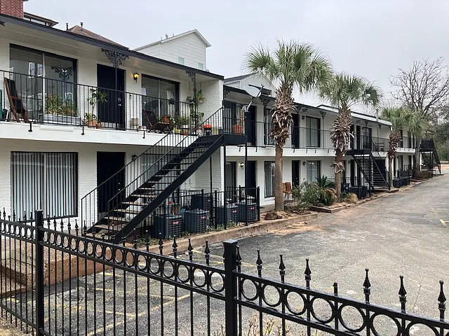 2737 Houston Ave — Photo 1