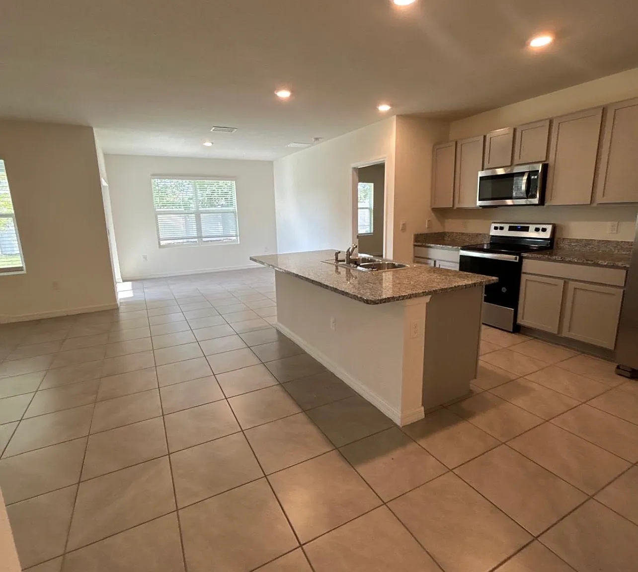 3 bed, 1690 sqft, $2,250 — Photo 4
