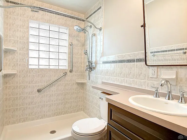 523 Watervliet Ave — Photo 18