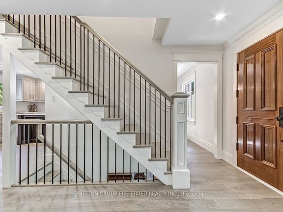 5th image of 54 Lloyd Manor Cres