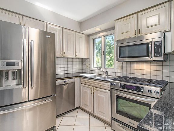 3rd image of 1358 King George Blvd