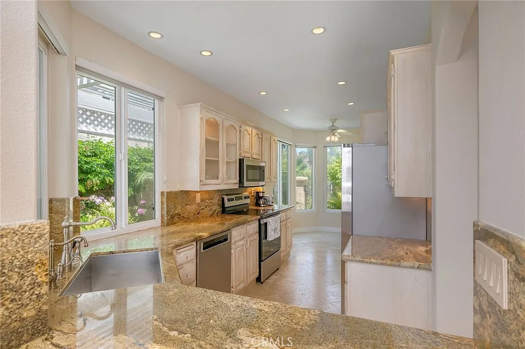3 bed, 1553 sqft, $8,950 — Photo 4