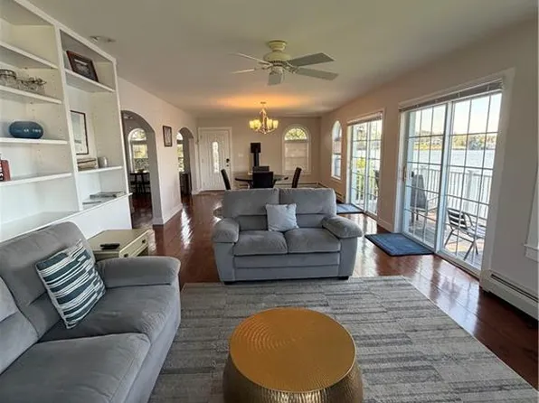 67 Lawrence Ct, Tiverton, RI 02878