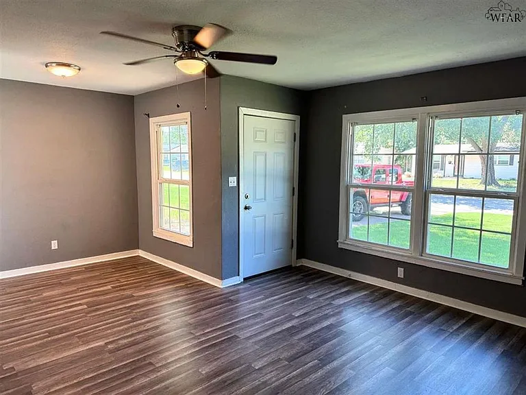 2949 Cunningham Dr — Photo 4