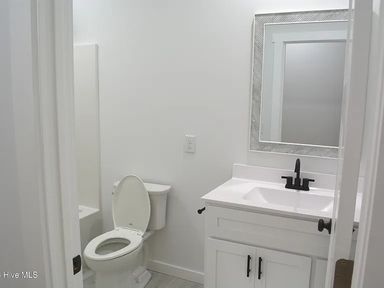834 Greenwood Ct — Photo 13