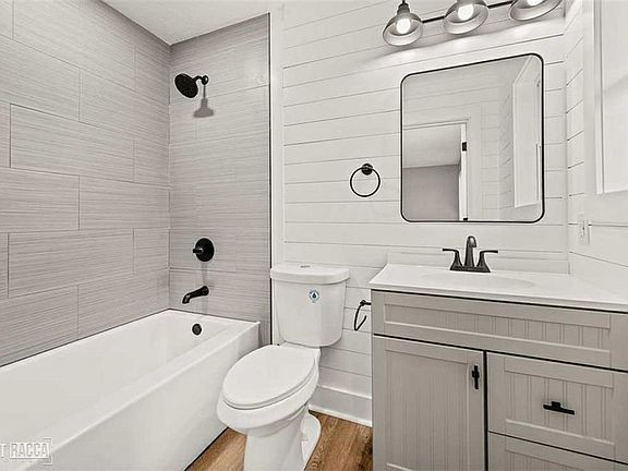 5th image of 122 Carl Cir