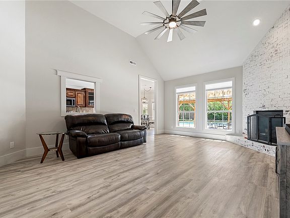 5th image of 5611 S 43rd St