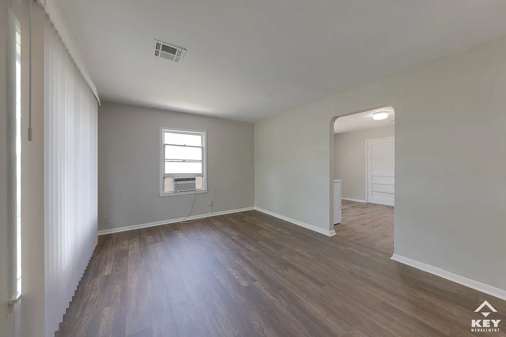 2 bed, 720 sqft, $880 — Photo 2