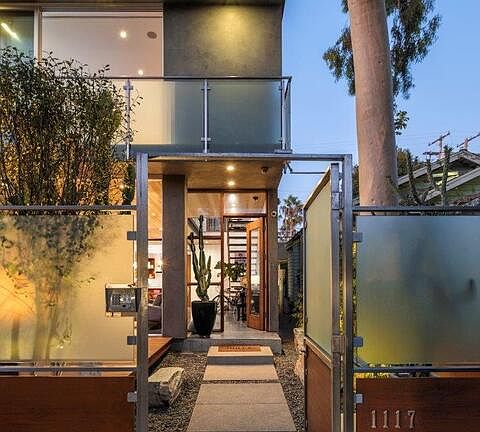 3rd image of 1117 Cabrillo Ave