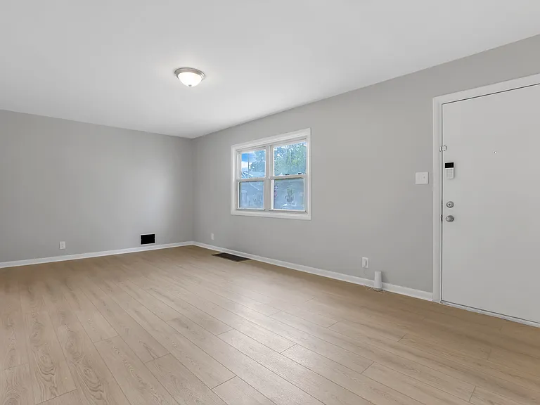 307 S Wheatland Ave — Photo 4