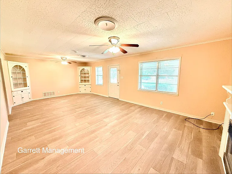 1074 N US Highway 281 — Photo 5
