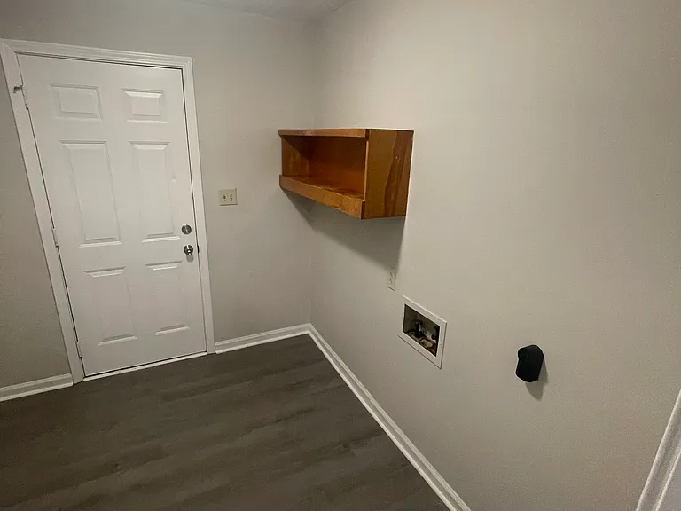 711 Shelton Cir — Photo 13