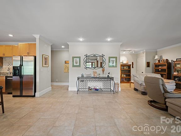 4th image of 195 Oak Ln