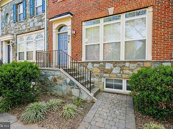 2nd image of 924 Havencrest St