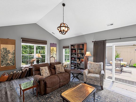 4th image of 102 Colonial Woods Dr