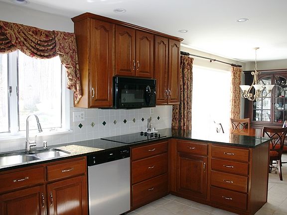 Sunny Kitchen w/Granite