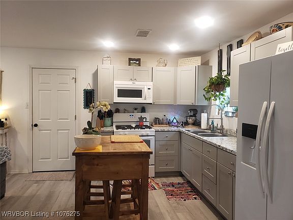 5th image of 612 Hardin St