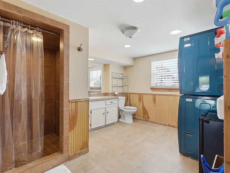 375 Ling St — Photo 19