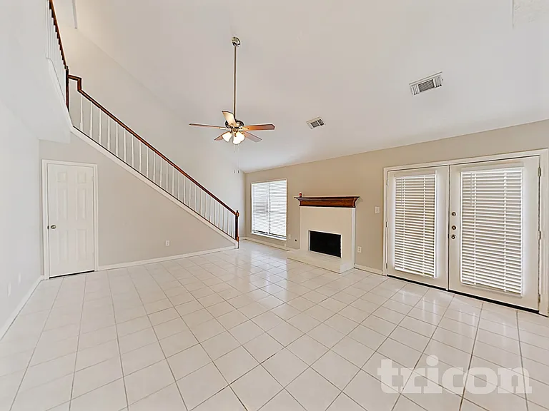 1050 Maclesby Ln — Photo 5