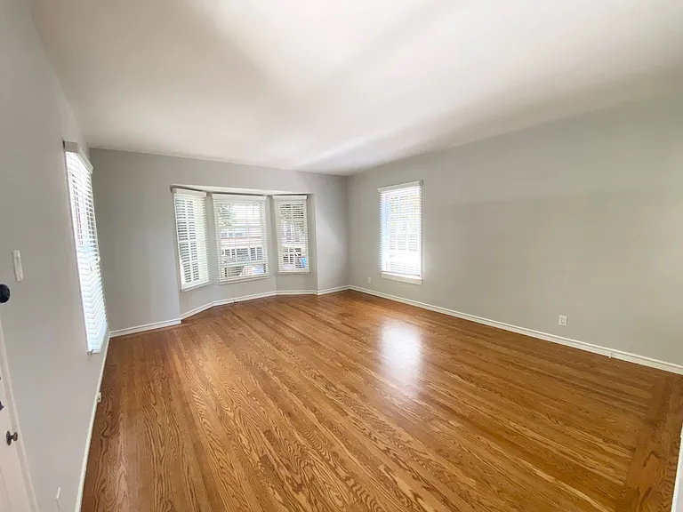 Bellevue Apartments — Photo 26
