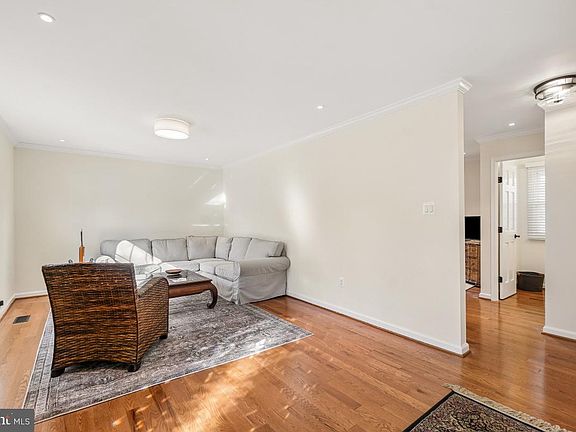4th image of 4 Camden Ct