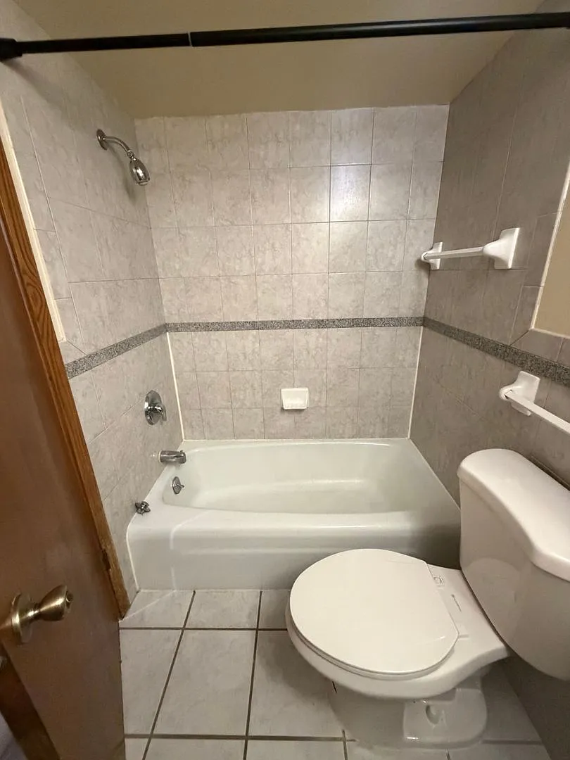Eastwood Manor Apartments — Photo 3