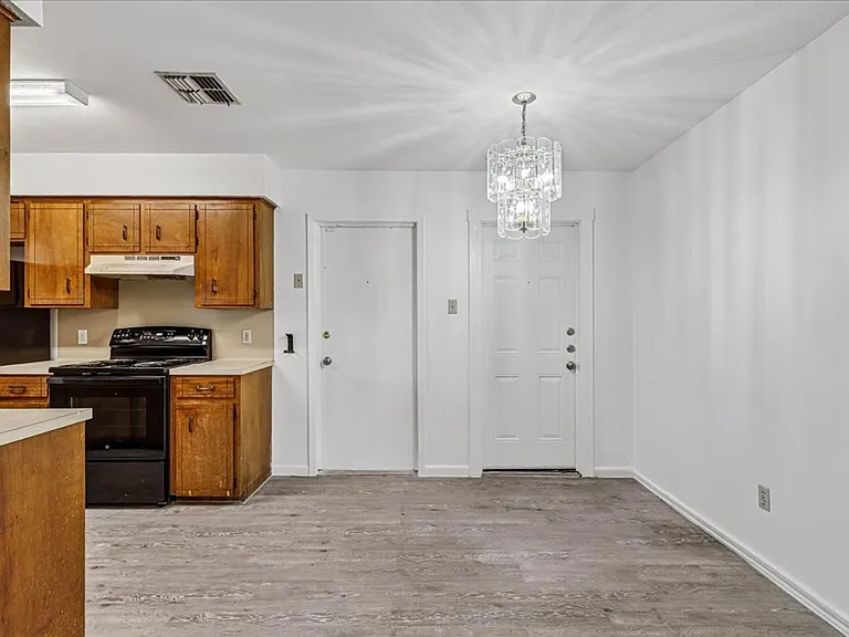 1622 La Joya St — Photo 12