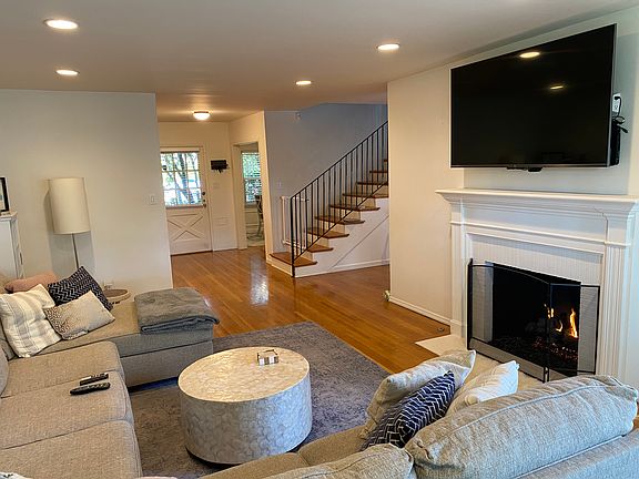 2nd image of 4846 Hayvenhurst Ave