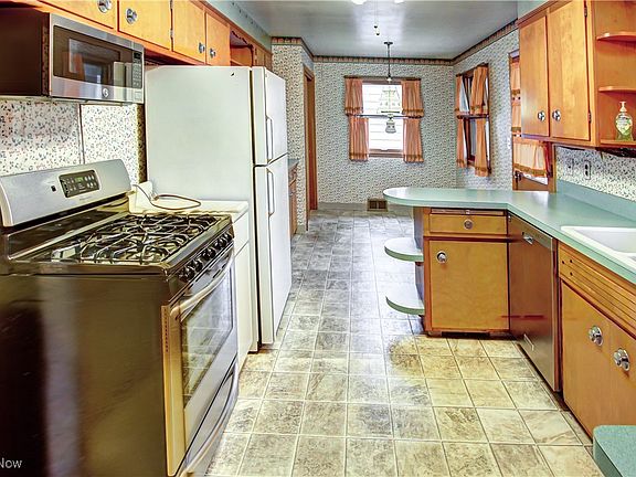 4th image of 1791 E 228th St