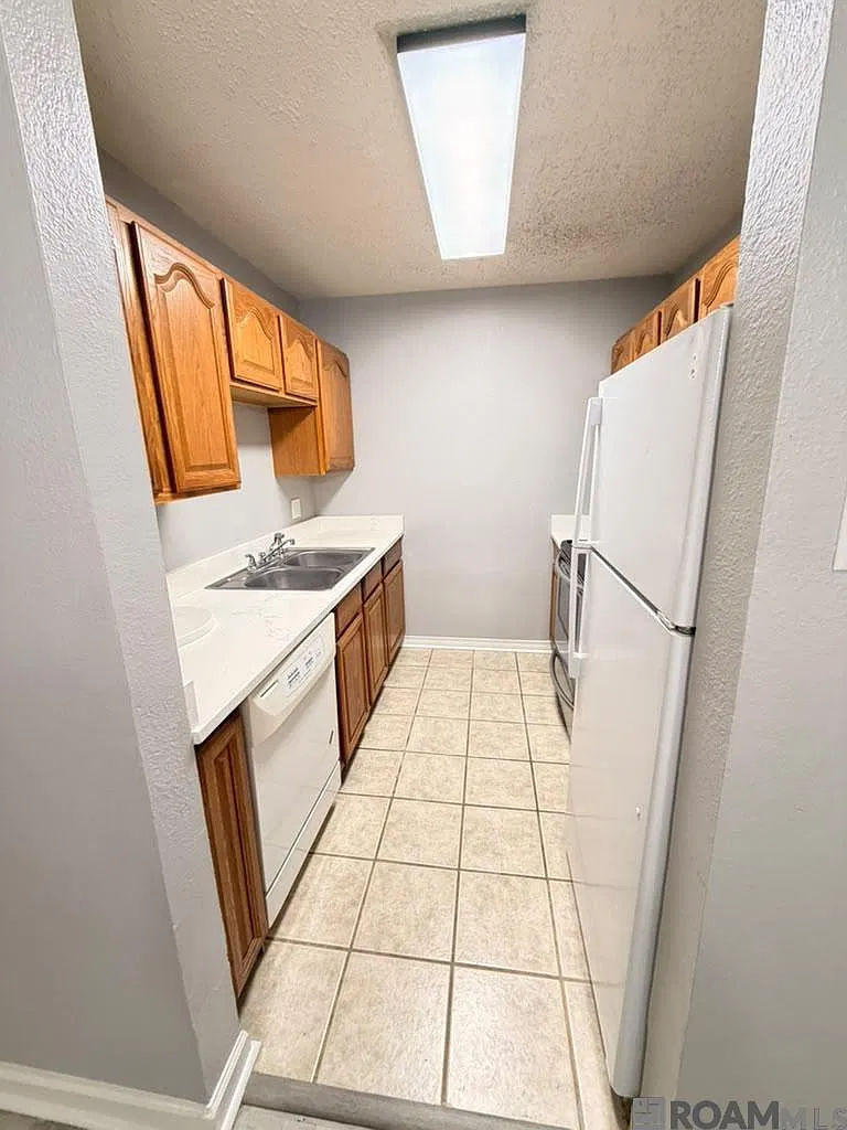 3 bed, 1200 sqft, $1,350 — Photo 3
