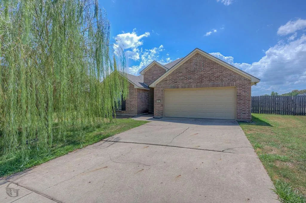 421 Jordan Dr — Photo 1