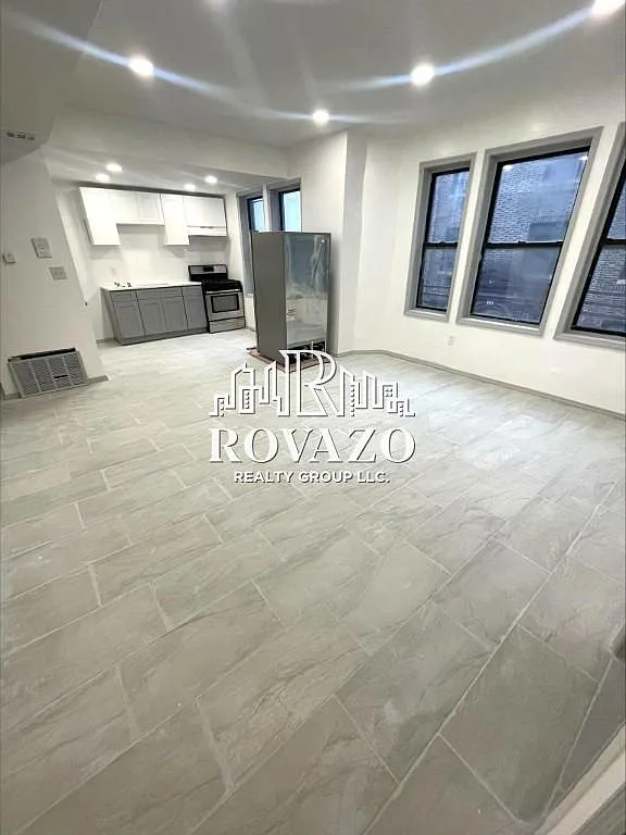 3 bed, $2,100 — Photo 2