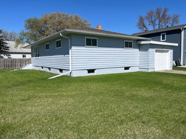411 11th St NE, Devils Lake, ND 58301