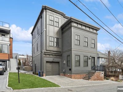 11 Lasher Ln, Edgewater, NJ, 07020