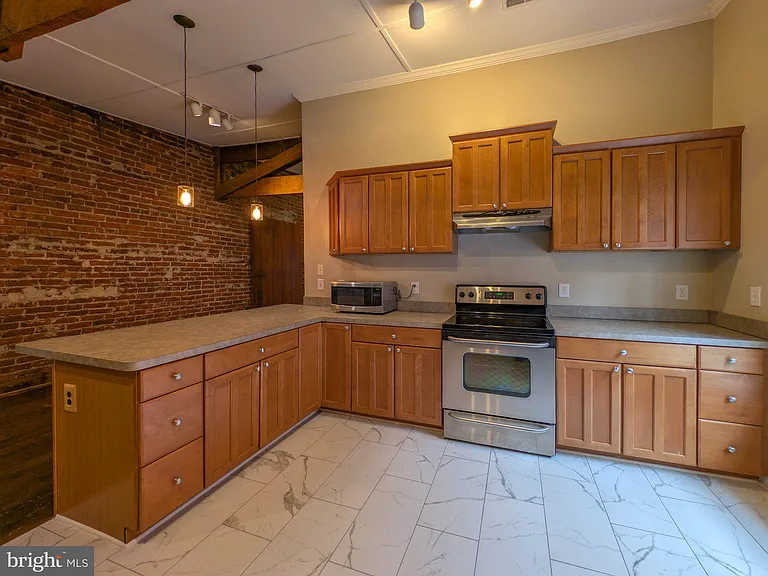 112 E Cameron St — Photo 6