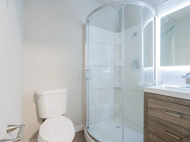 Sunset Sound Studio Apartments — Photo 4