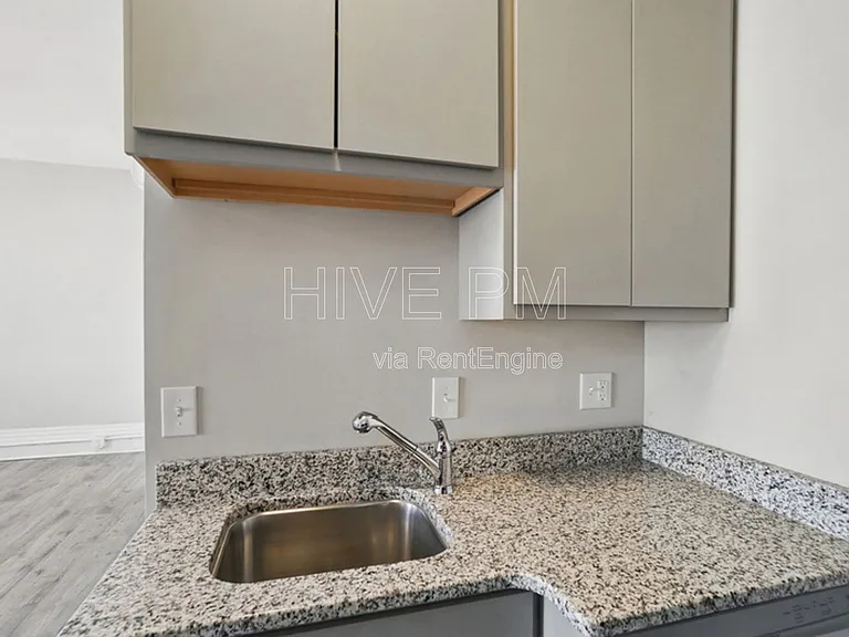 107 W Elder St #B — Photo 12